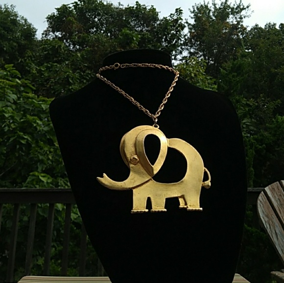 Vintage (c.'70s) Large Gold-Tone Elephant Necklace - Picture 2 of 8